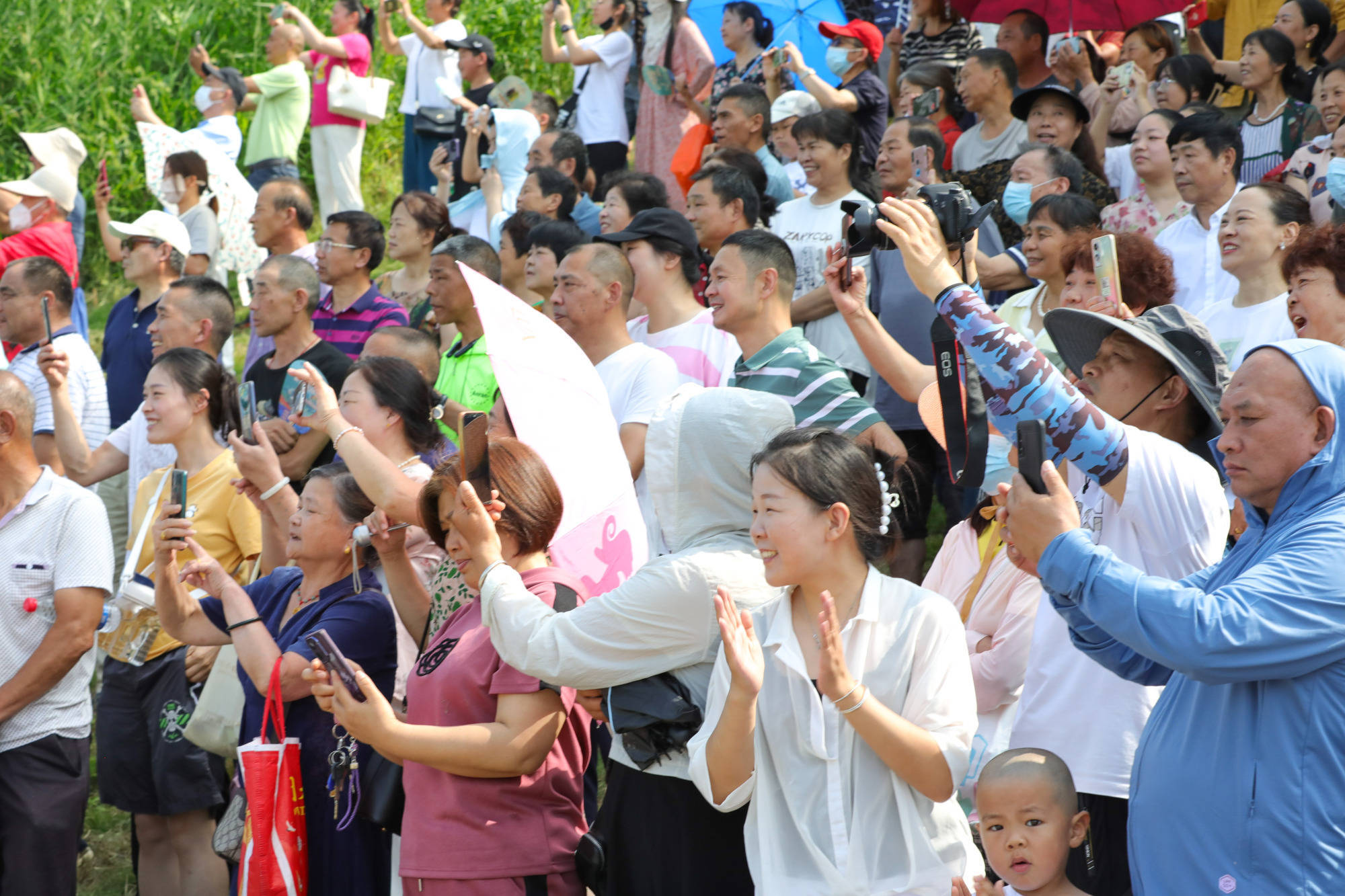 围观群众纷纷鼓掌喝彩(央广网发 天门市融媒体中心供图)返回搜狐,查看