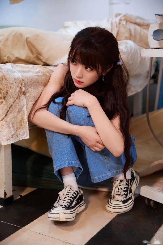 官微y2k的发型搭配淡黄色的小香风套装这是谁家的小千金呀图片来源于