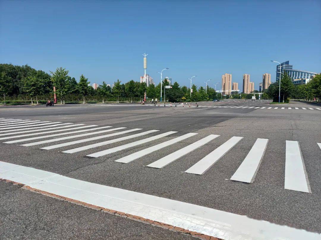 【文明新区】施划道路标识标志线 绘制新区文明"风景线"_园区_进行