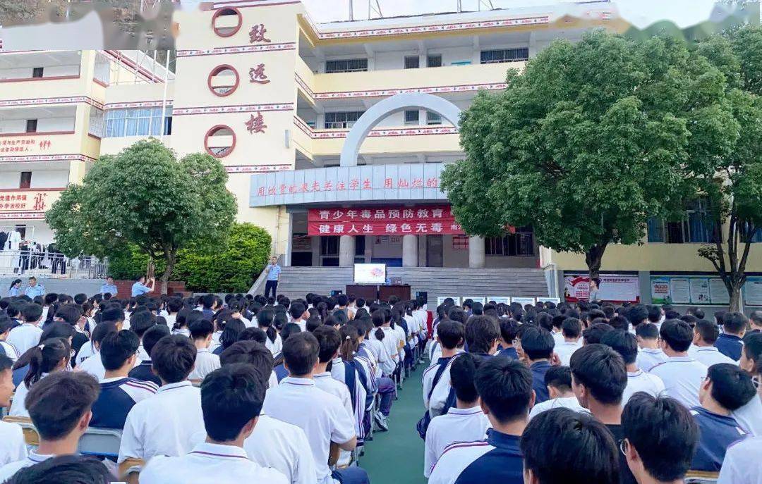 南涧县公安局,结合普法强基补短板专项行动,在南鹏高级中学开展以"