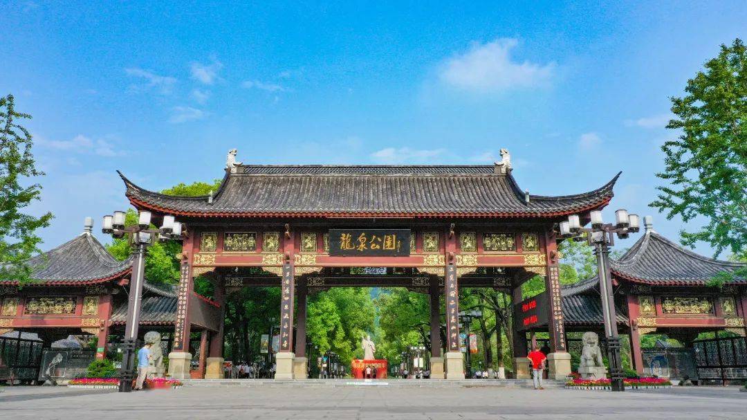 龙泉公园位于荆门市东宝区象山大道69 号,建于1986年,占地面积 99