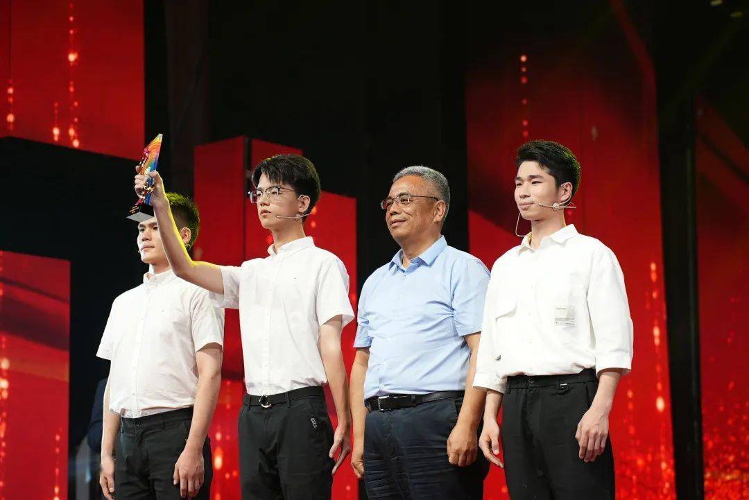 姚烨城,胡豪杰,黄守孝颁奖创新节目短剧《青春之我》创作:谷小龙演出