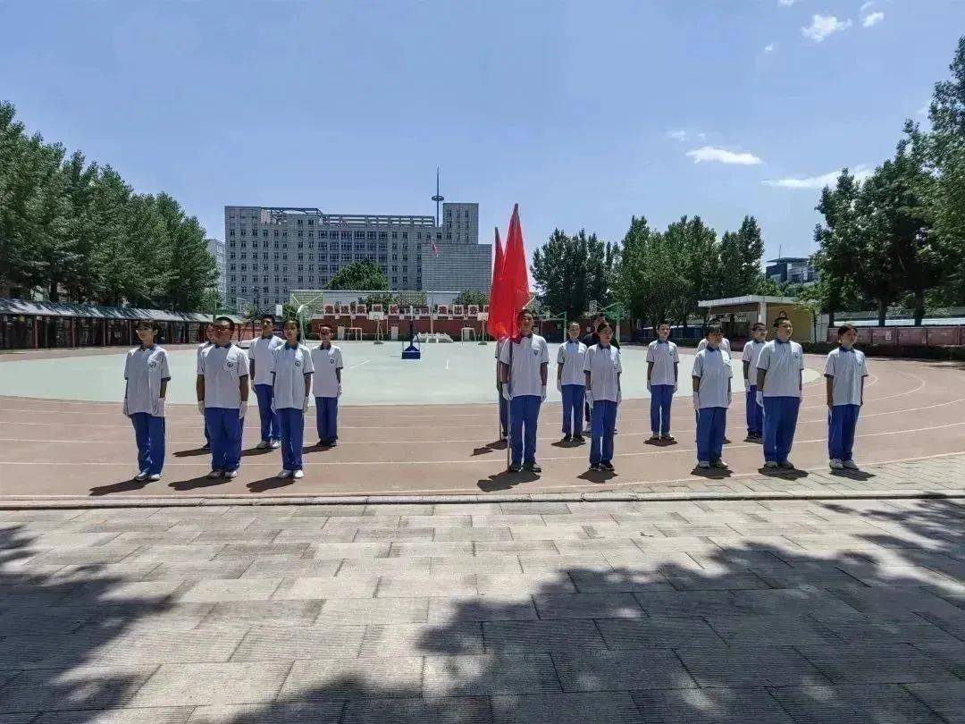 大兴四中站岗队员进行岗前训练大辛庄中学站岗队员进行岗前训练北京