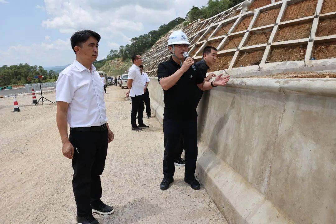 草皮街段,摩苍林场段,施链高速改道路口察看了坍方路段工程治理,生物