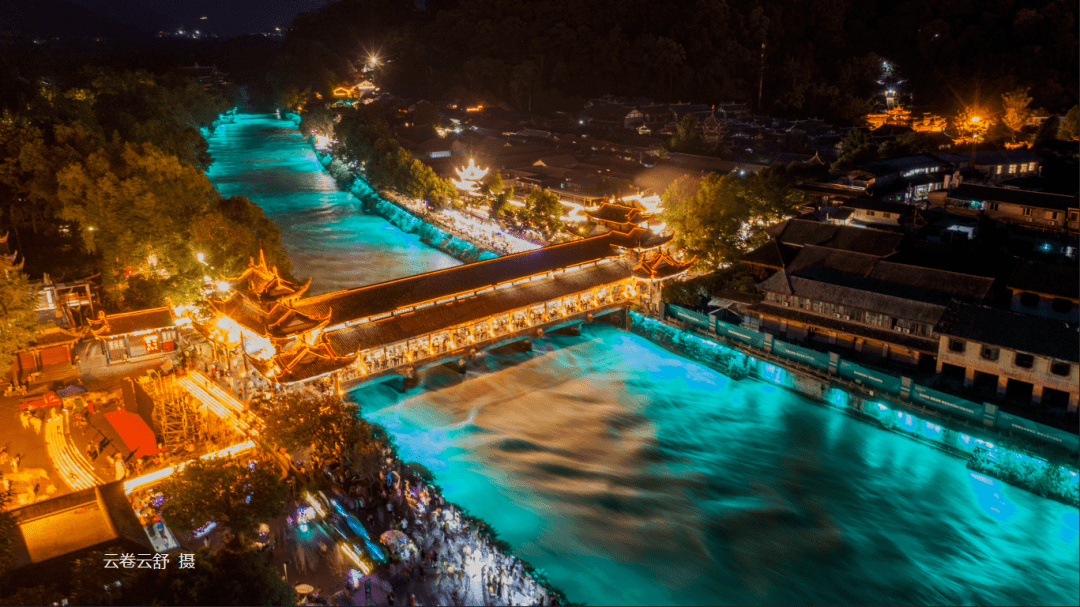 来都江堰必须打卡的"蓝眼泪"就在离西街的不远处,是都江堰最美夜景之