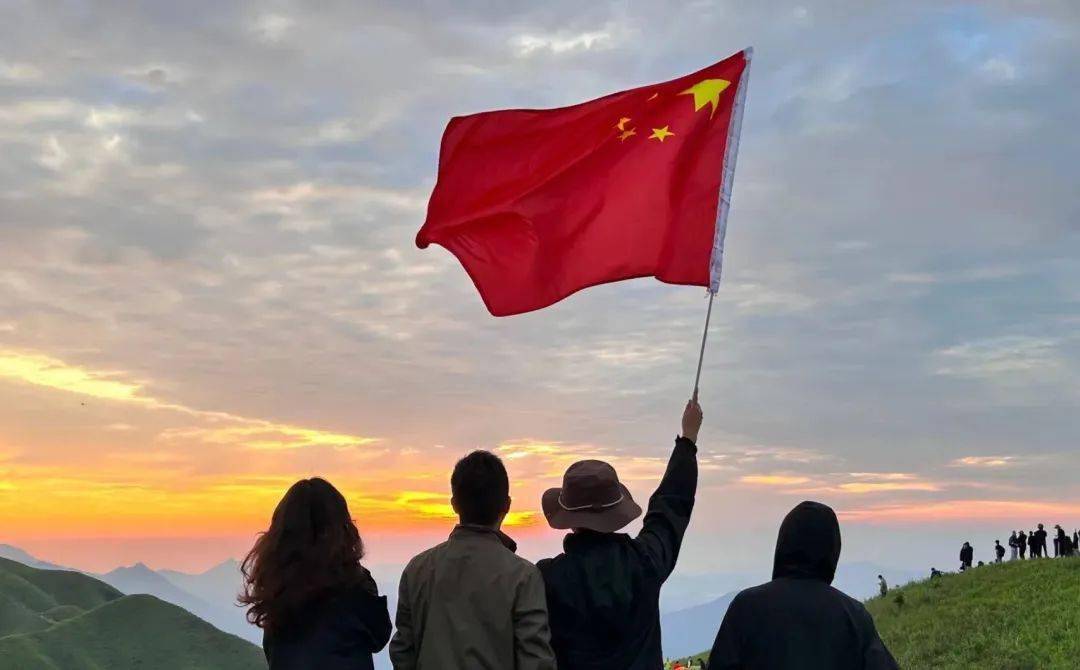 七一建党节,总要见一下红旗满山的武功山吧~_青年_青春_东方