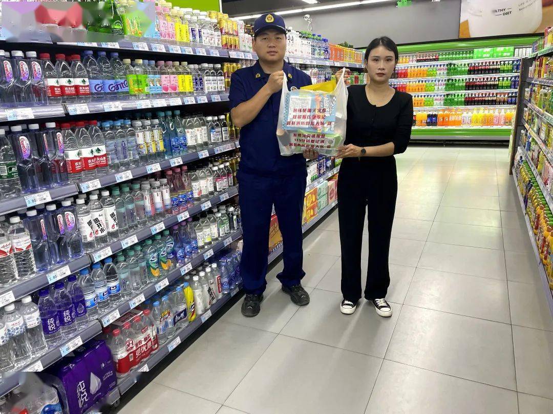 拓宽宣传渠道,提高群众消防安全意识,大队积极联合辖区郑辉超市巧用