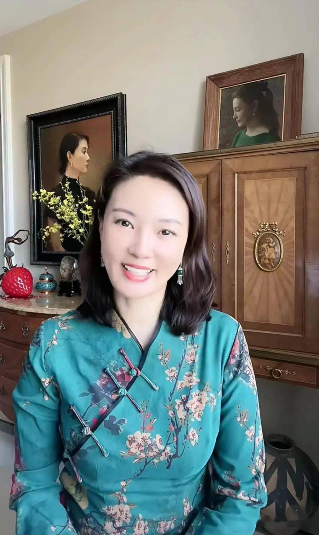 央视主持刘芳菲穿万元衣干农活!素颜吸睛长白发,45岁未婚太可惜