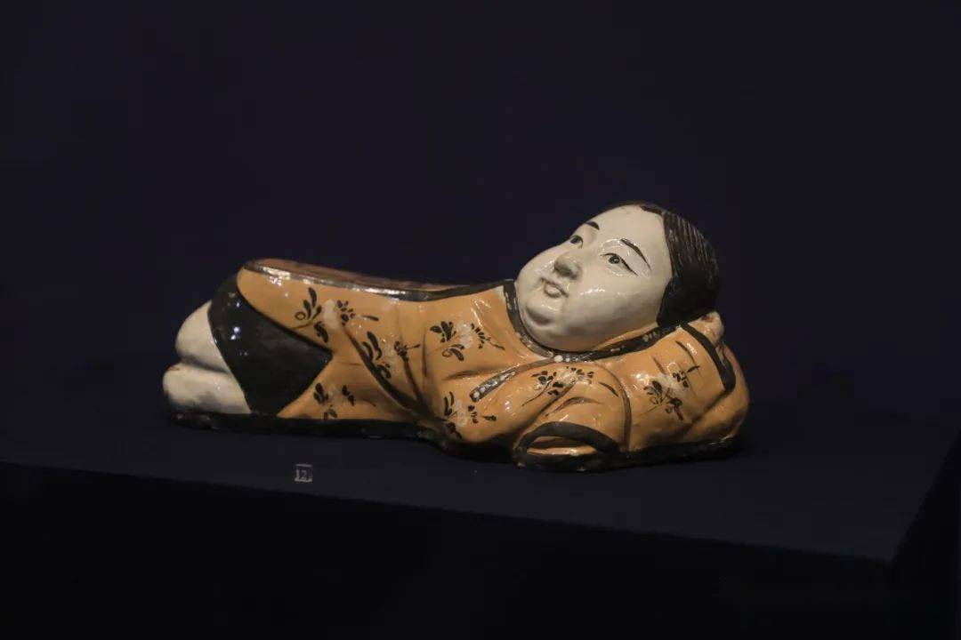 寻宝陕博·白釉黑花卧美人枕_装饰_造型_长安