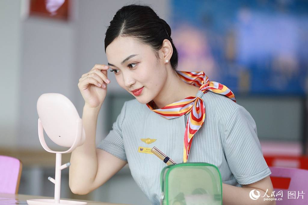 重庆:"空姐""动姐" 携手开展服务礼仪培训备战暑运_null_航空_客运段