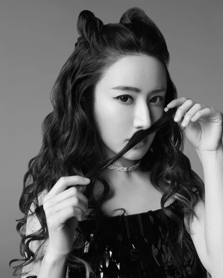 带货女王薇娅,身材不输现在女团,一双腿又细又直,教你练同款_地面