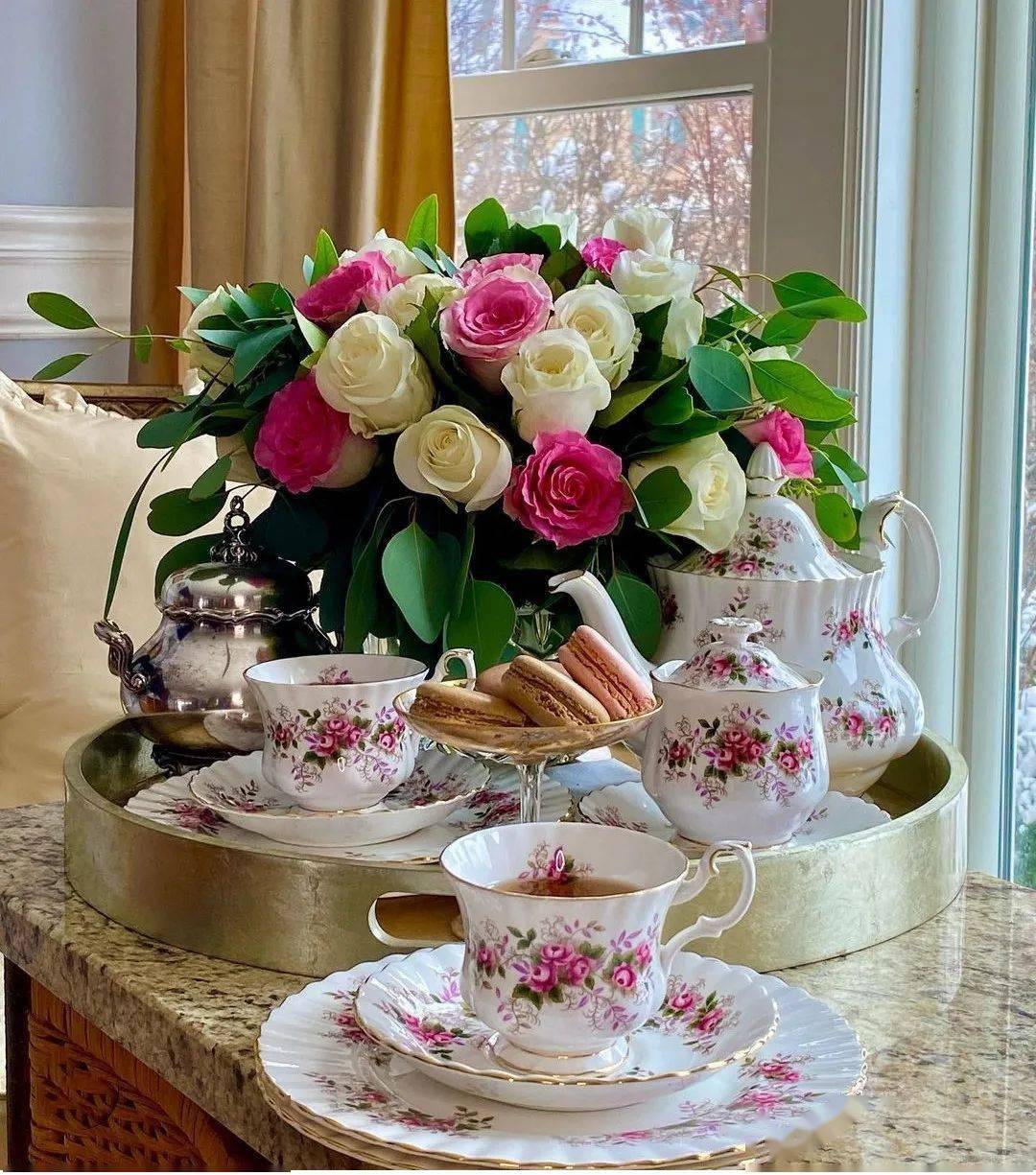 茶杯,茶壶与鲜花的邂逅