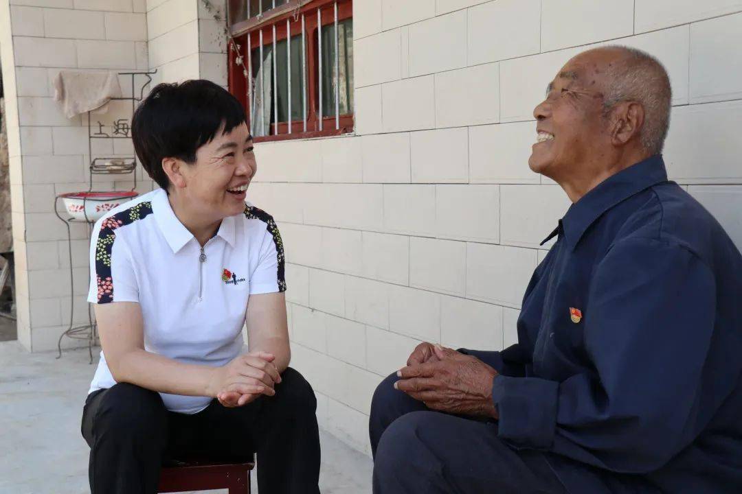 武冰先后看望慰问了老党员李永俭和李勤,每到一处