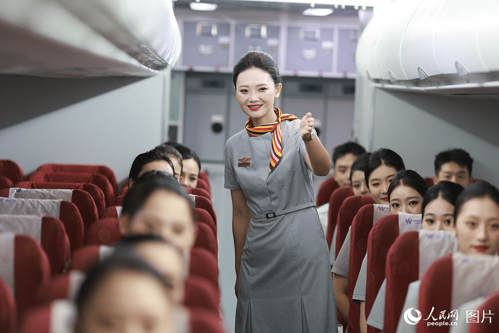 2023年6月29日,西部航空和重庆客运段联合开展了服务与礼仪培训,培训