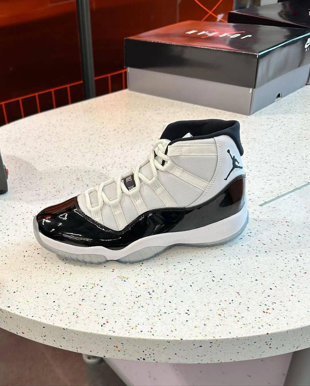 门店突袭补货aj11康扣,5年前的鞋还有库存?_微博_新品_上市