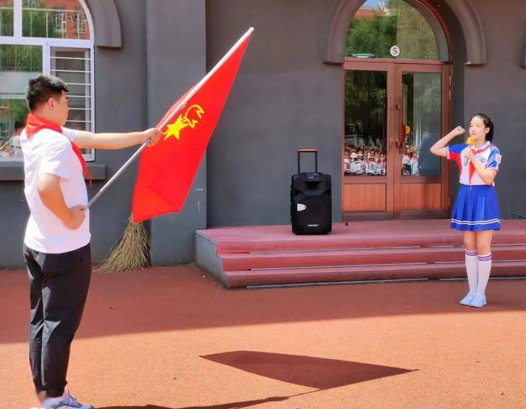 红岩小学大队长冯籽诺同学带领新队员在队旗下庄严宣誓,随着朝气蓬勃