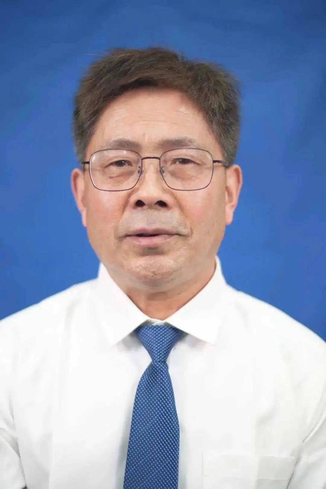 全国优秀教师3.孝感一中化学教研组长4.孝感市中学化学学科带头人5.