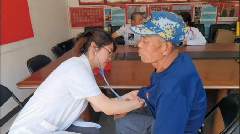 首都医科大学附属北京潞河医院内六党支部副书记杨建东介绍:"通过与