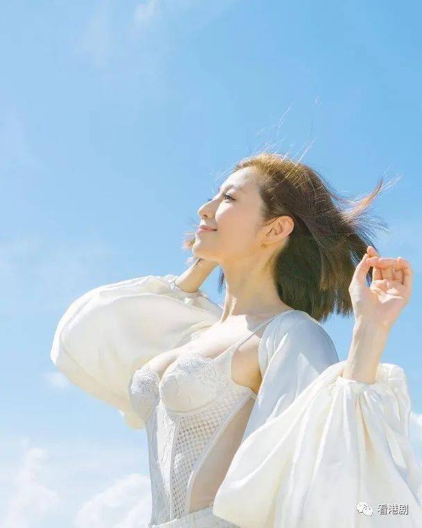 陈自瑶晒白滑"震撼cup" big到网友抖唔到气_身材_广告_上围