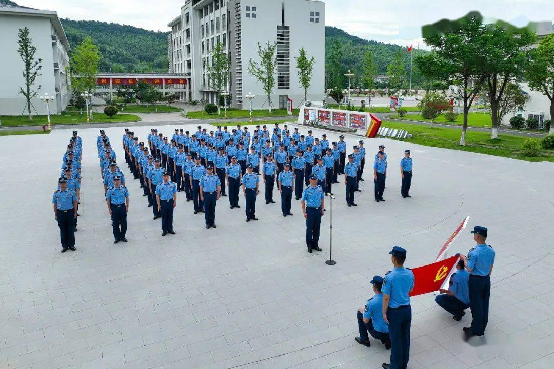 "七一"建党节来临之际,92602部队依托军史长廊和缅怀先烈场所开展"