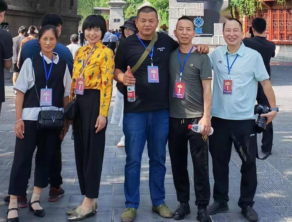 重庆的张俊,李洪志,尹和平,杨霞获评助人为乐类"中国好人";熊绍华获评