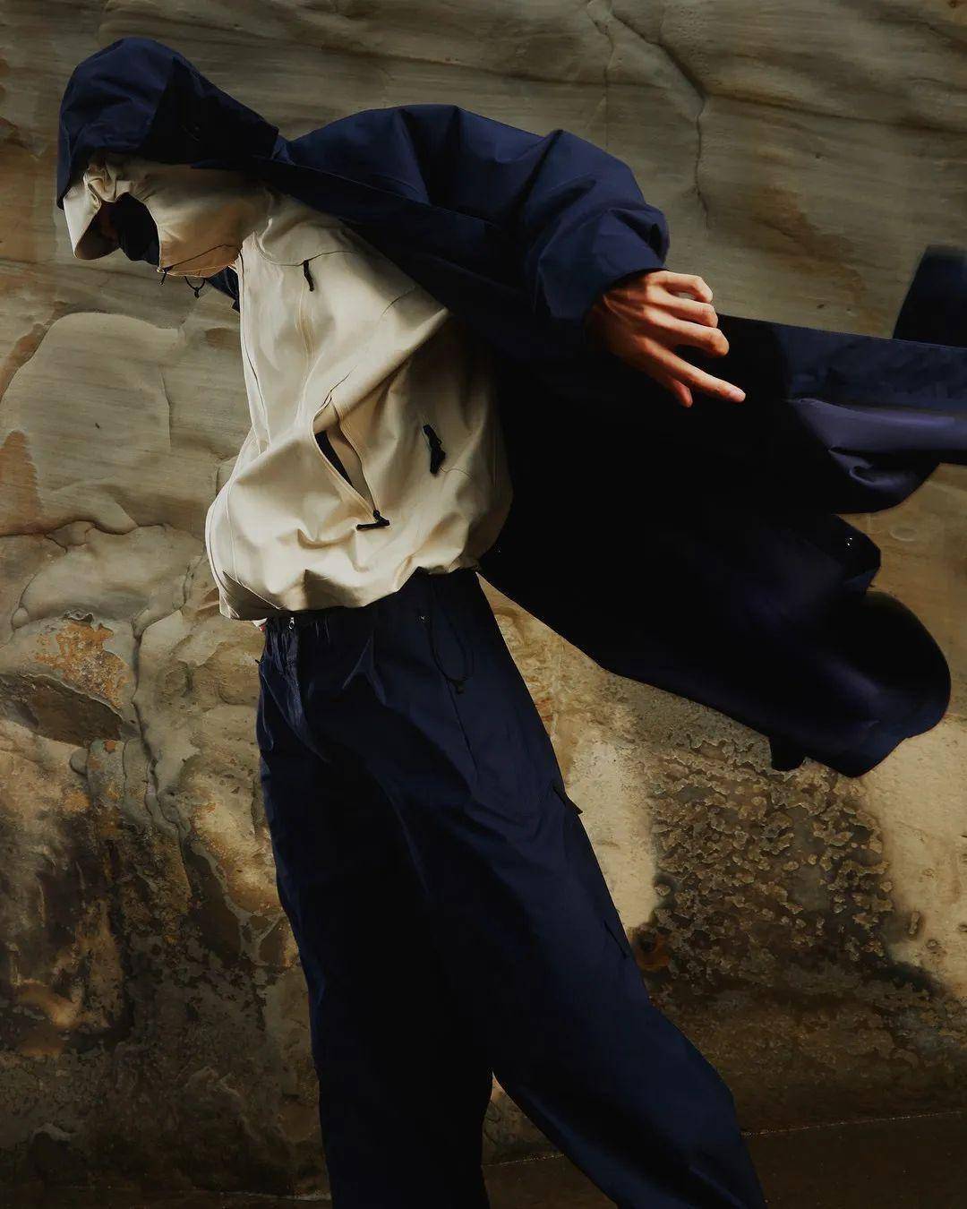 动手改造一些让你感觉不再新鲜的单品,比如说唱歌手公鸭drake就曾在