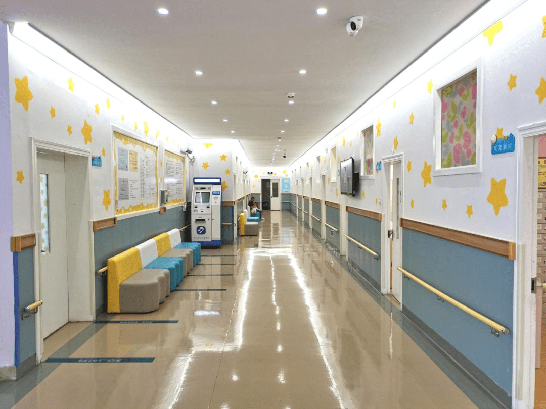 人工挂号处挂儿童保健科(请务必到人工挂号窗口挂号);二,4楼1号诊室