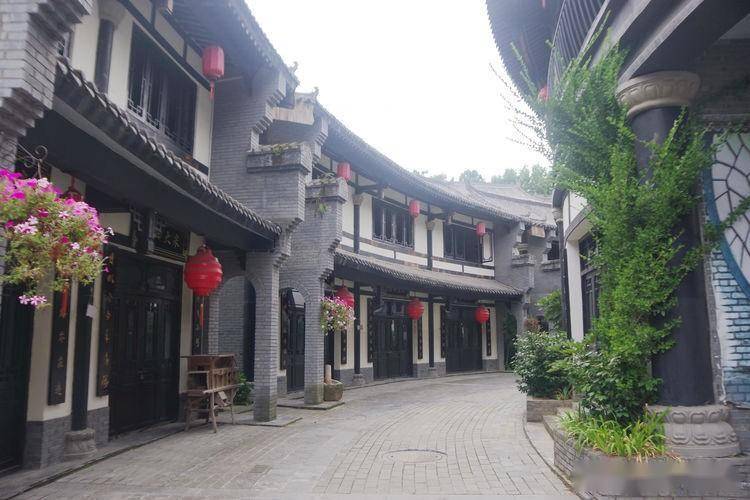 石泉古街国家级旅游休闲街区,秦巴老街位于汉江北岸,始建于明洪武二年