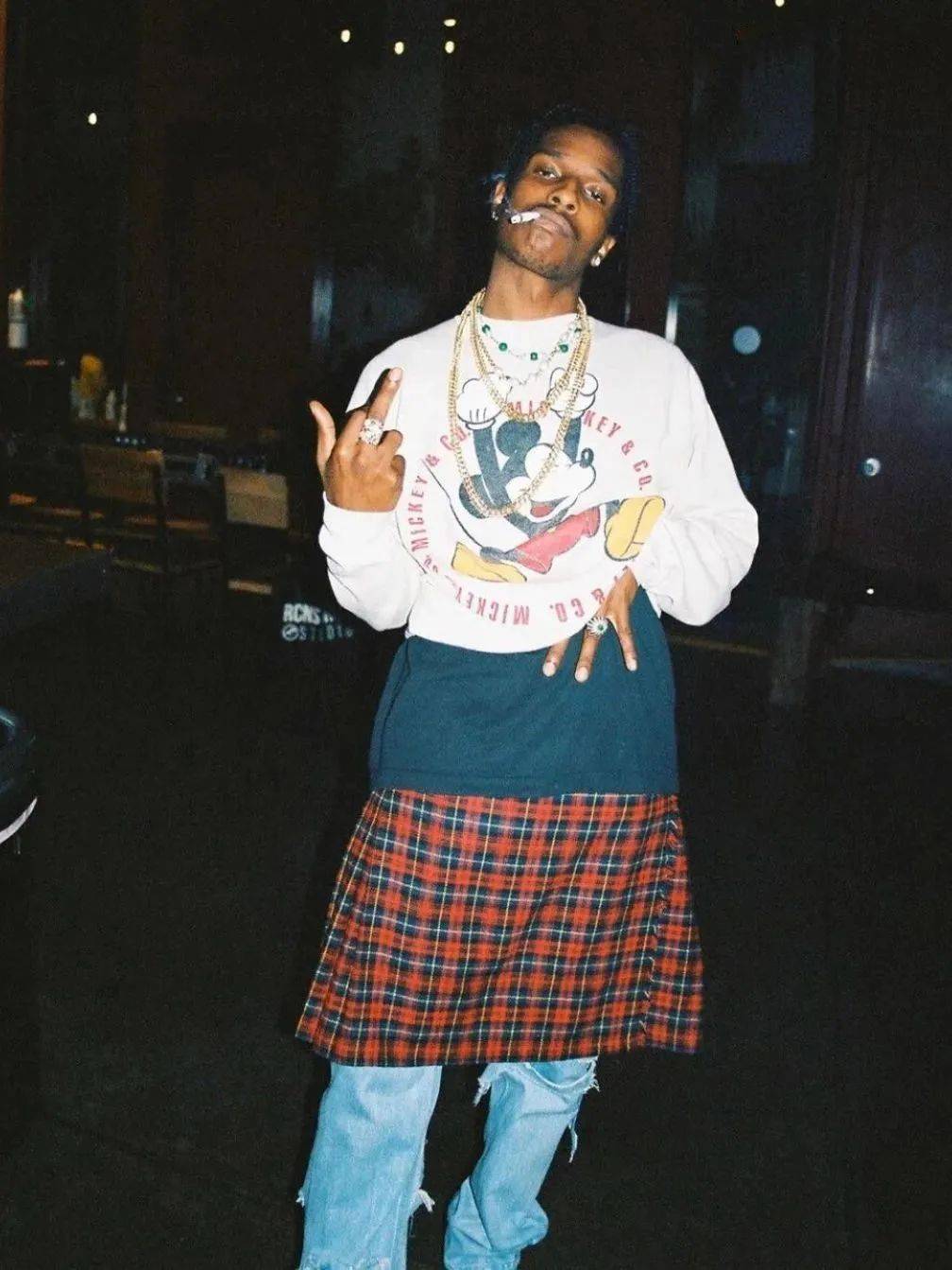 的时尚icon都对米奇这个ip情有独钟,而a$ap rocky或许是最狂热的一位?