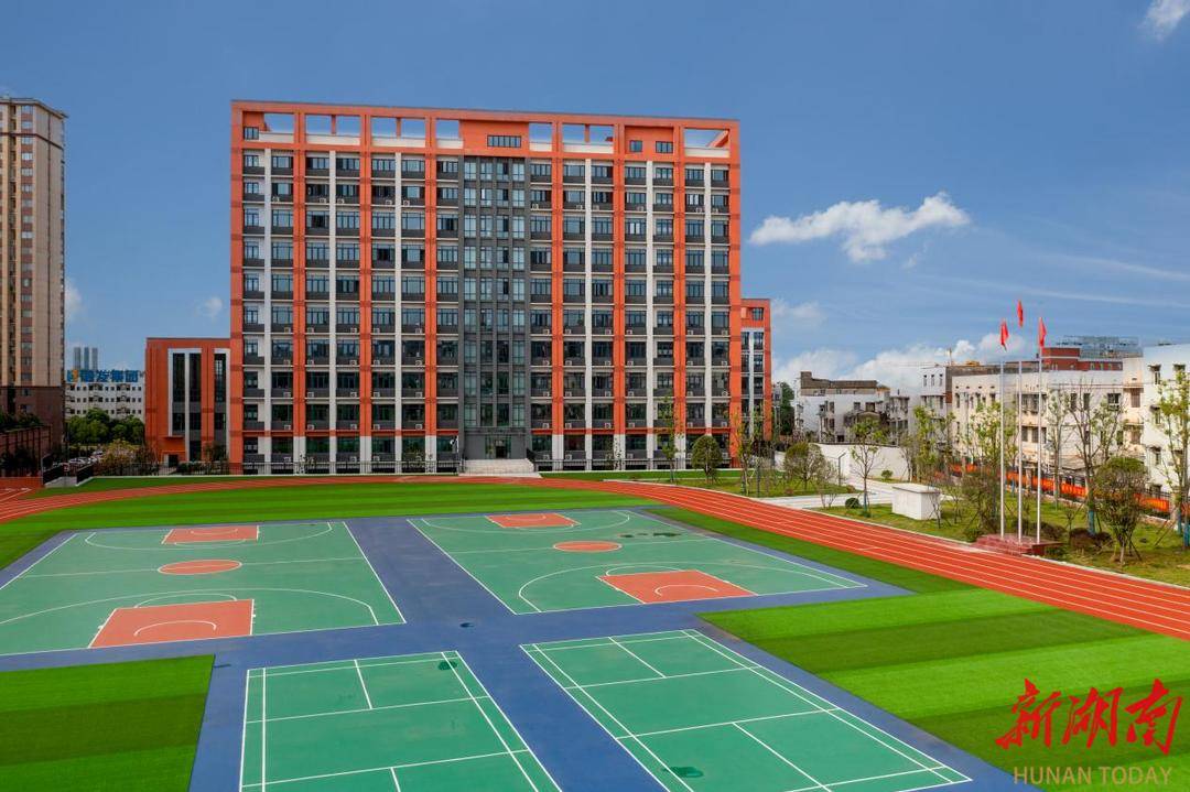 长沙市玉潭雅德高级中学位于长沙市天心经开区暮南中路200号.