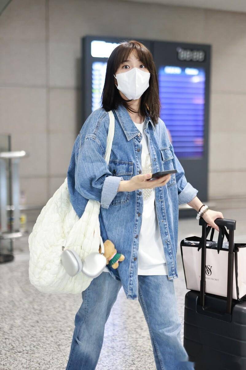 张佳宁身穿牛仔外套 牛仔裤简约随性