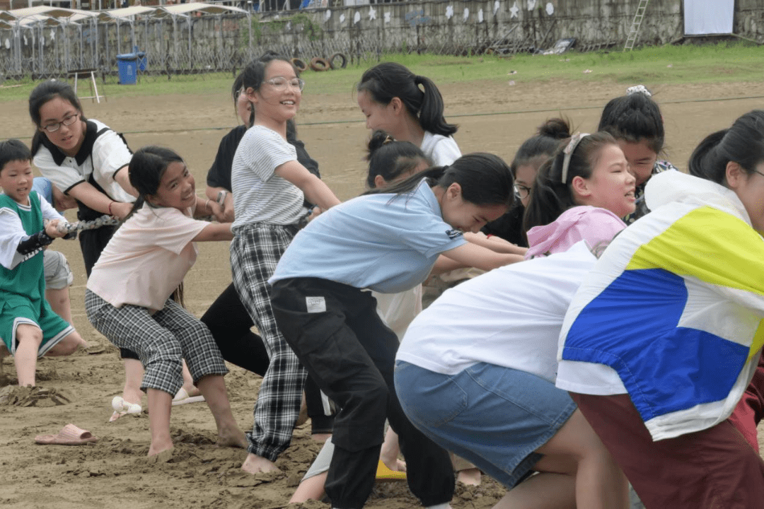 海风拂面,在海边露营草地迎来一场篝火晚会,在熊熊燃烧的篝火旁,围绕