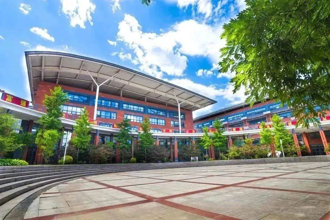 同时,人大附中通州校区以科学发展观为指导,以立德树人为根本任务,以"
