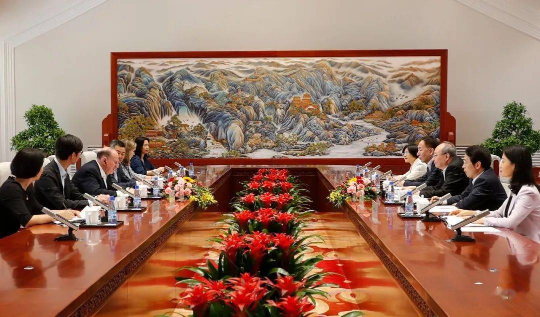 7月4日下午,市委书记尹力会见英国汇丰集团董事长杜嘉祺.