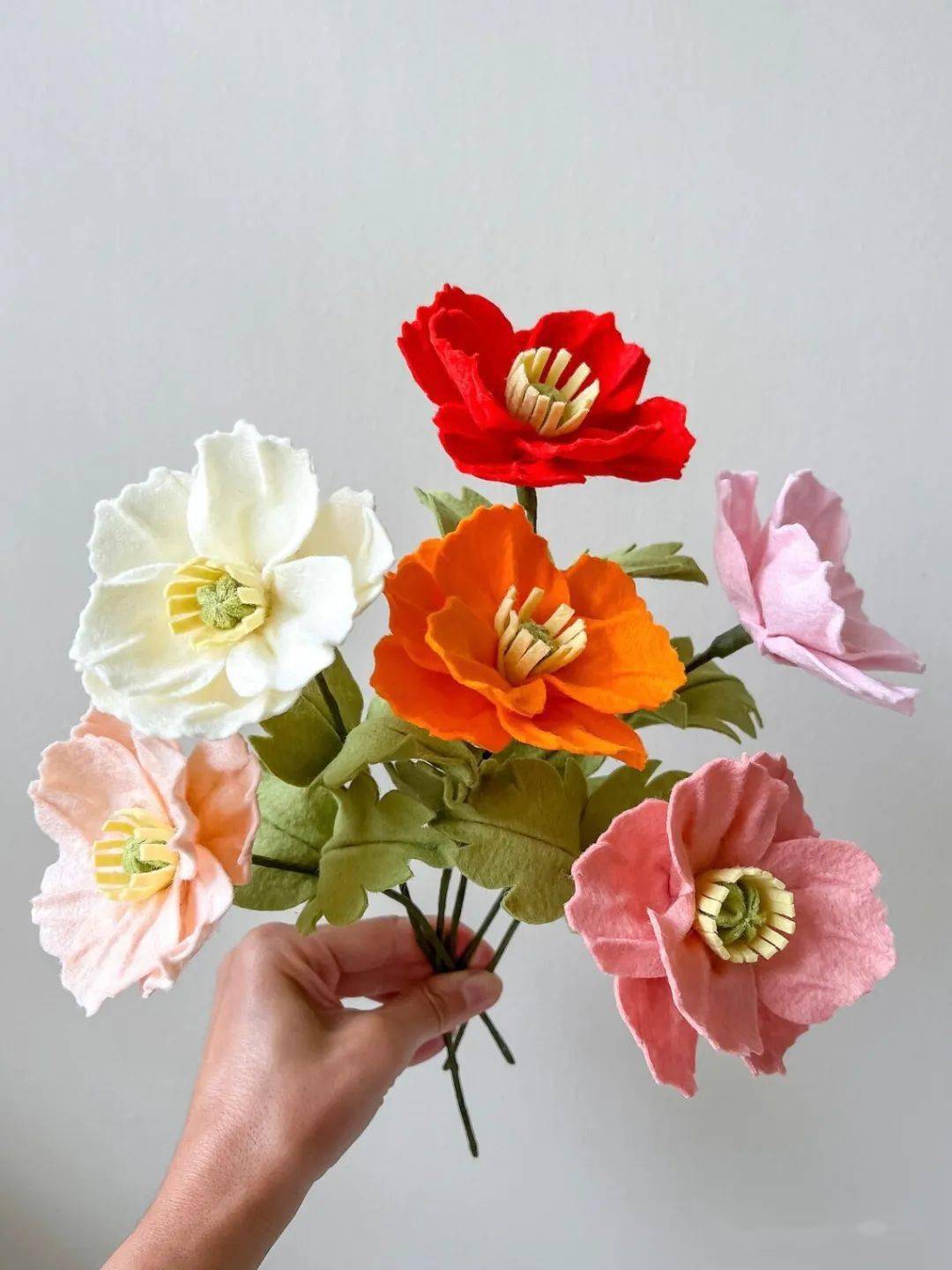 把一片片花瓣粘上去即可戳视频学习不织布大丽花的做法▼不织布绣球花