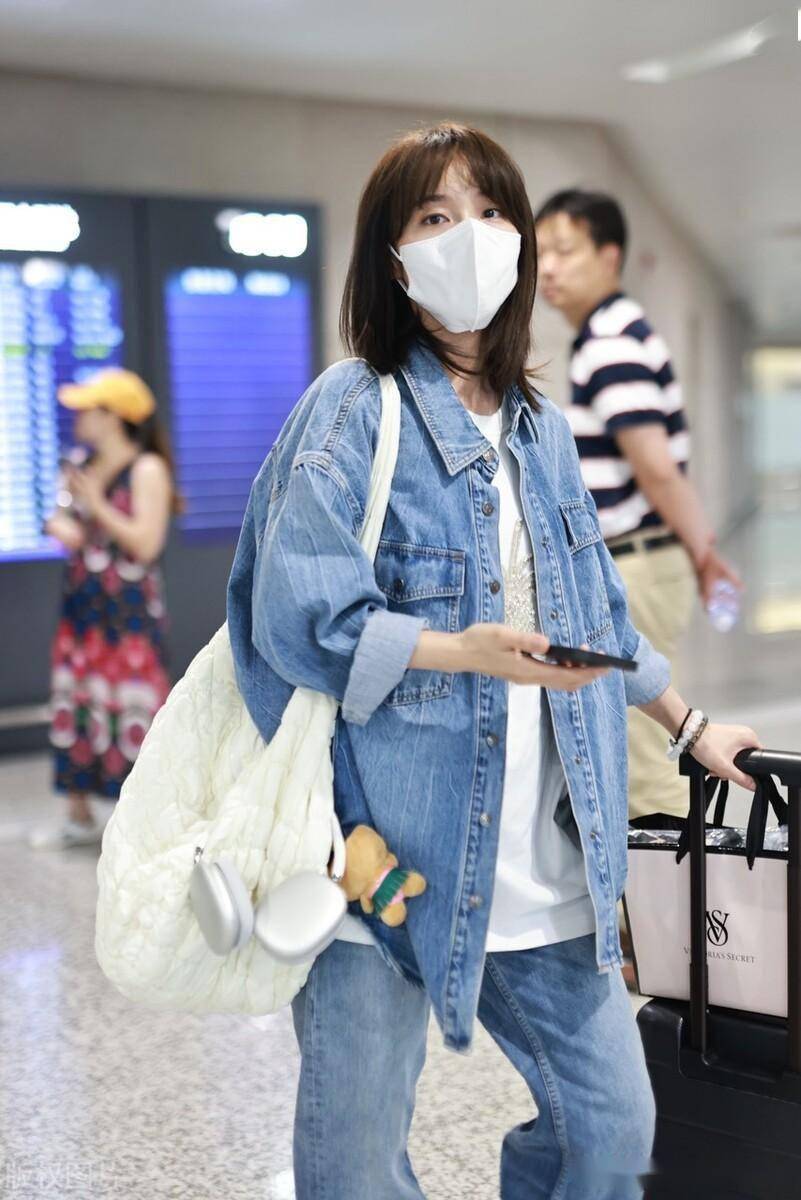 张佳宁身穿牛仔外套 牛仔裤简约随性