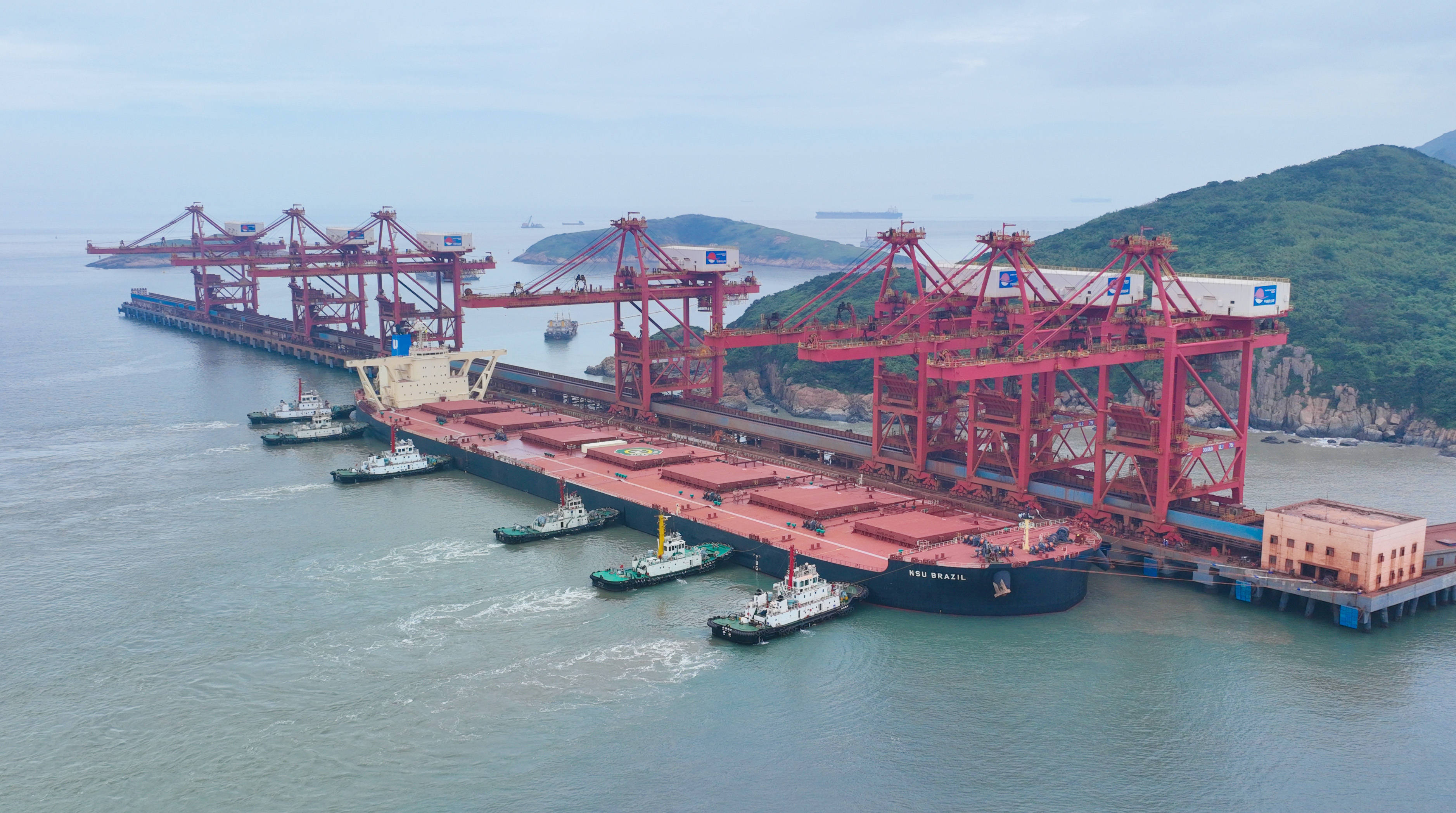 宁波舟山港实现全球最大矿船接靠"大满贯"_码头_矿石_港口