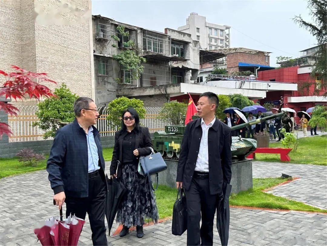 市实验高级中学毕节市实验高级中学党委书记张趕,党委副书记校长谢军