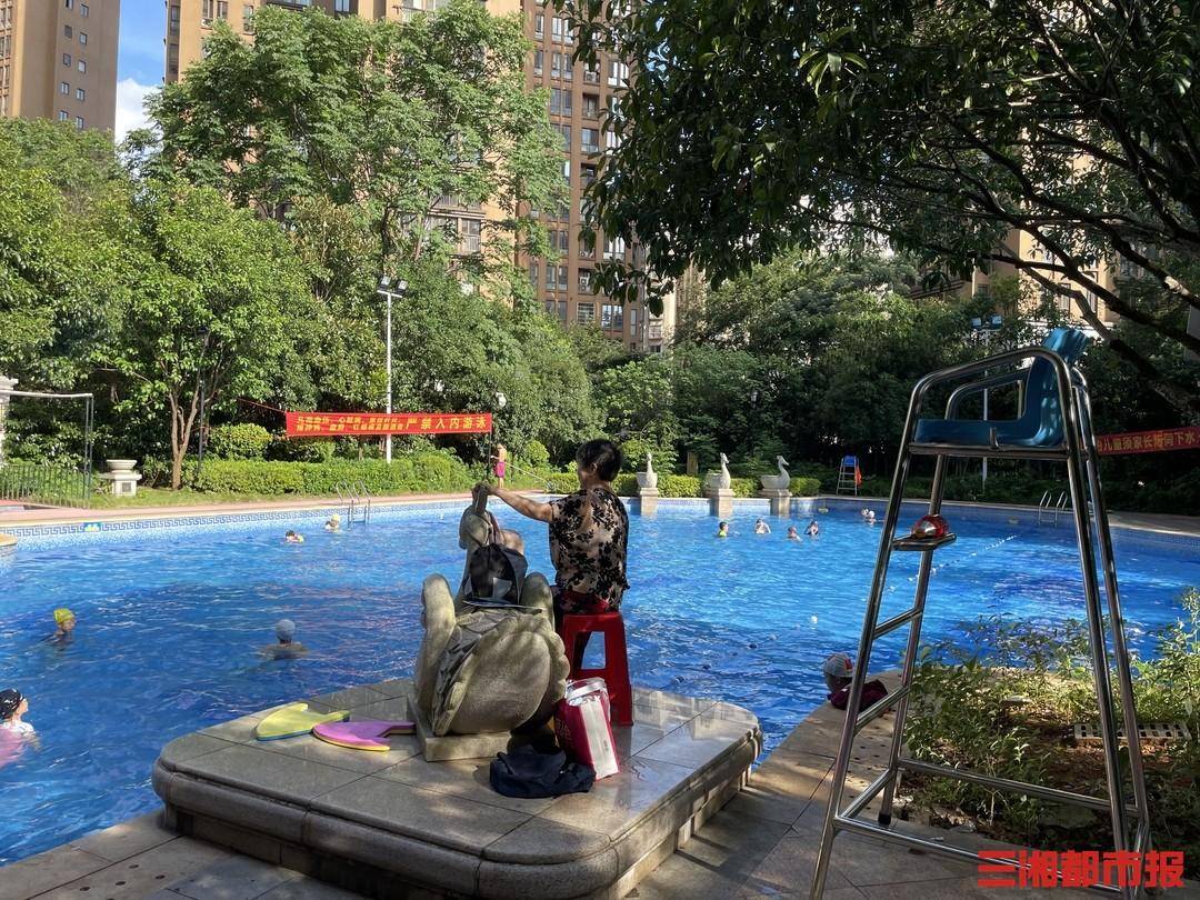 救生员玩手机、脱岗，水质未定期检测及公示，你去的游泳场馆安全吗？