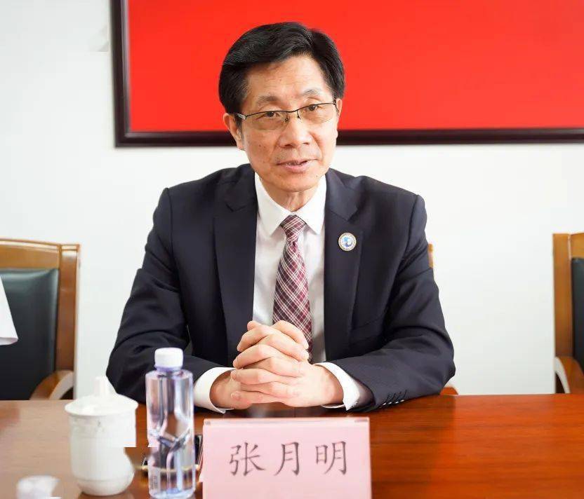 消防志愿者"证书王决良副理事长宣读表彰奖励决定张月明理事长赠送见