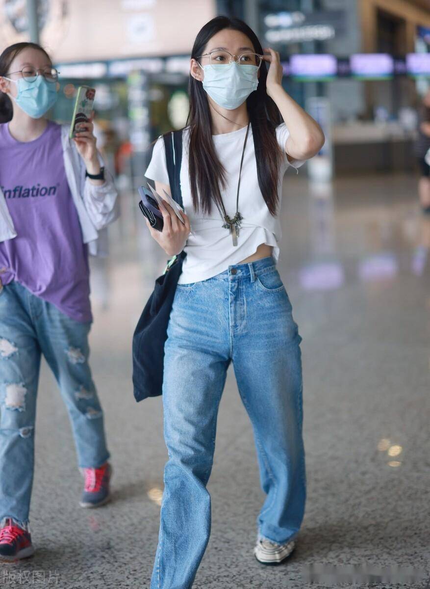 段奥娟现身虹桥机场,白te搭配牛仔裤休闲舒适_上海