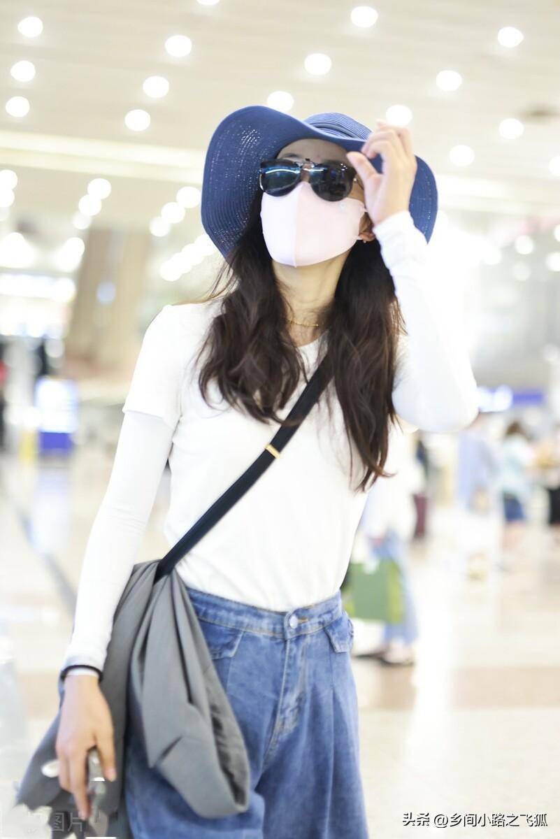 韩雪落地上海机场,身穿白tee搭配牛仔裤时尚干练