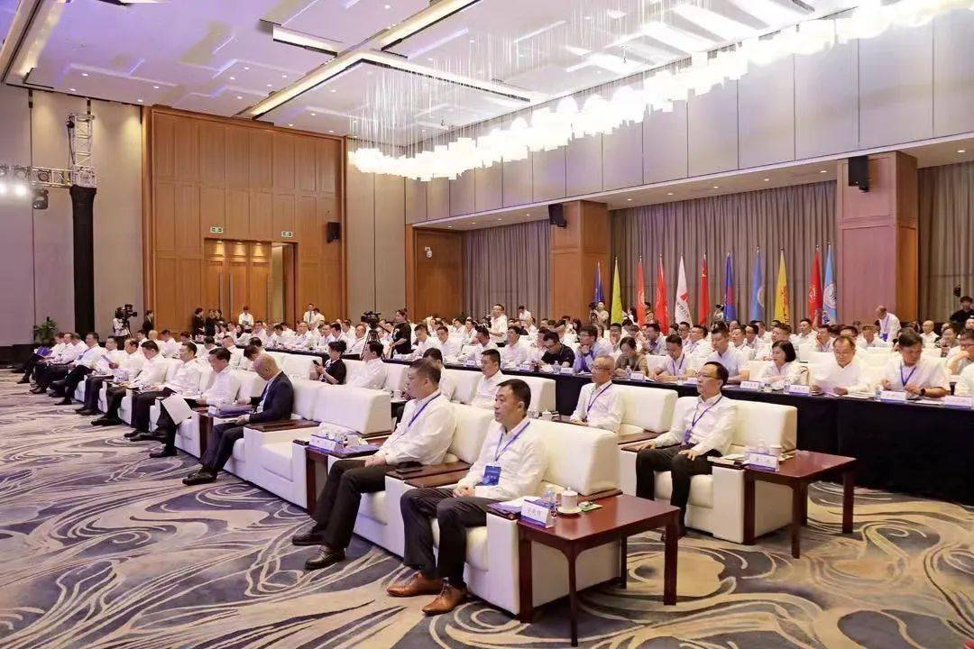 四川省政府副省长杨兴平出席活动并讲话,乐山市委书记马波出席并致辞