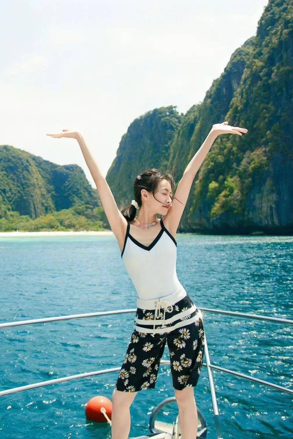 私服粘星术 | 吴昕白鹿的甜美减龄穿搭不服不行!_报童_衬衫_气质