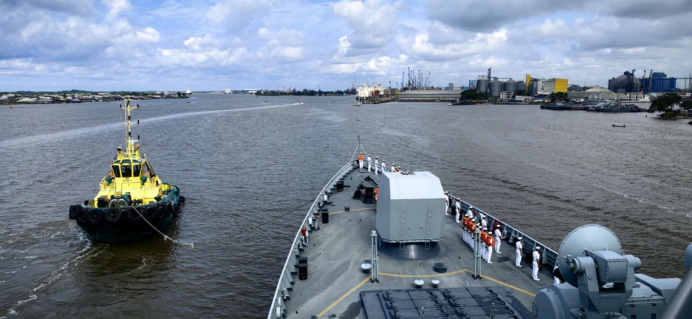 日,在尼日利亚拉各斯,中国编队官兵与尼日利亚海军官兵进行篮球友谊赛