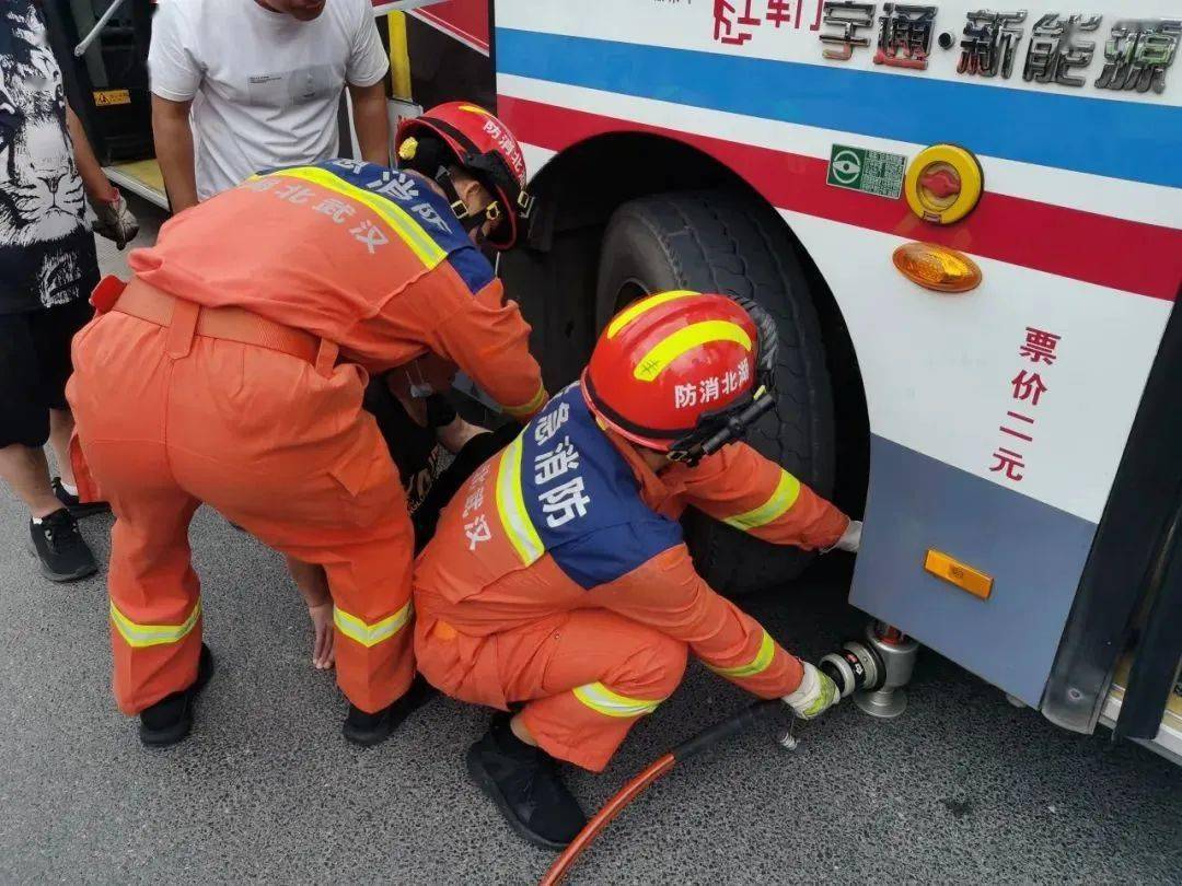 安順公交車墜湖事故已救出18人_安順公交車墜湖司機_安順墜湖公交救援直播