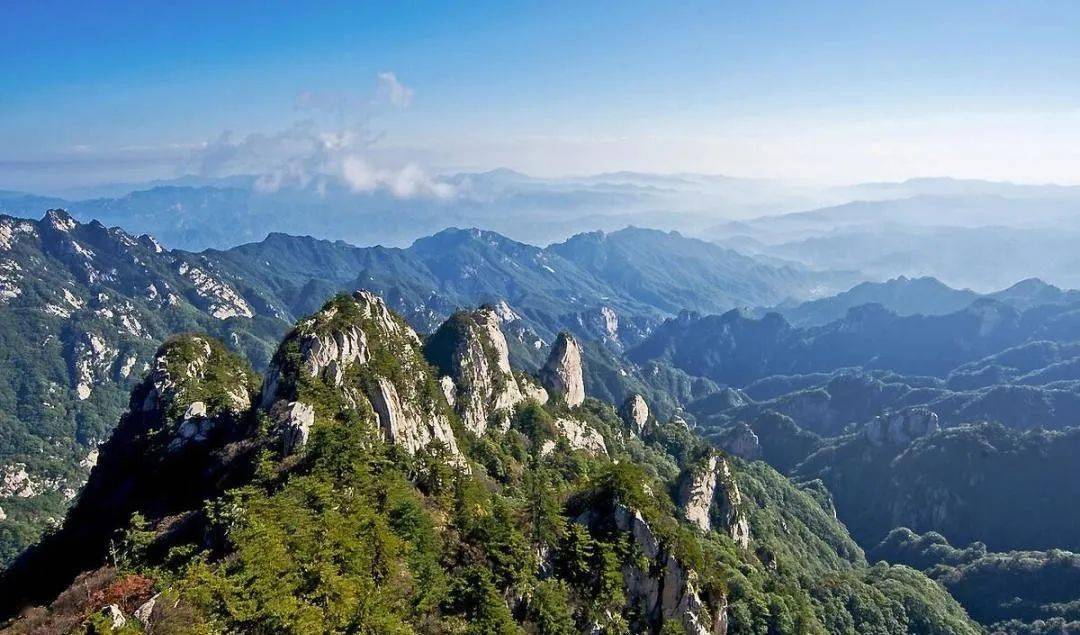 尧山在平顶山市鲁山县尧山镇,因为有尧祠而得名,主峰玉皇顶,海拔约