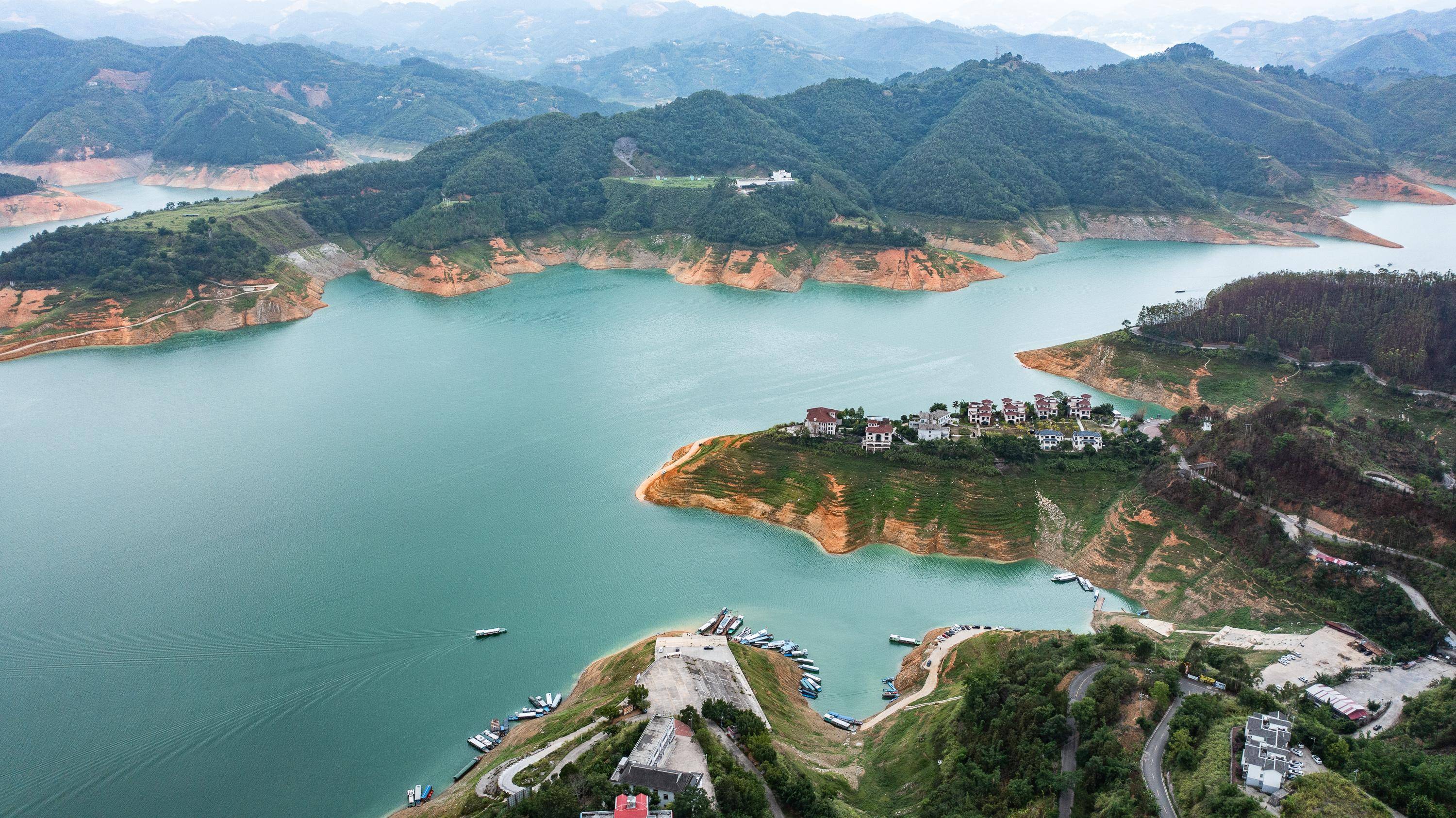 (环境)生态治理见成效 万峰湖碧波荡漾景色美