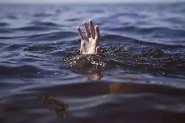 7月1日,广西南宁,一名8岁女童为救落水同学,不幸溺水身亡.