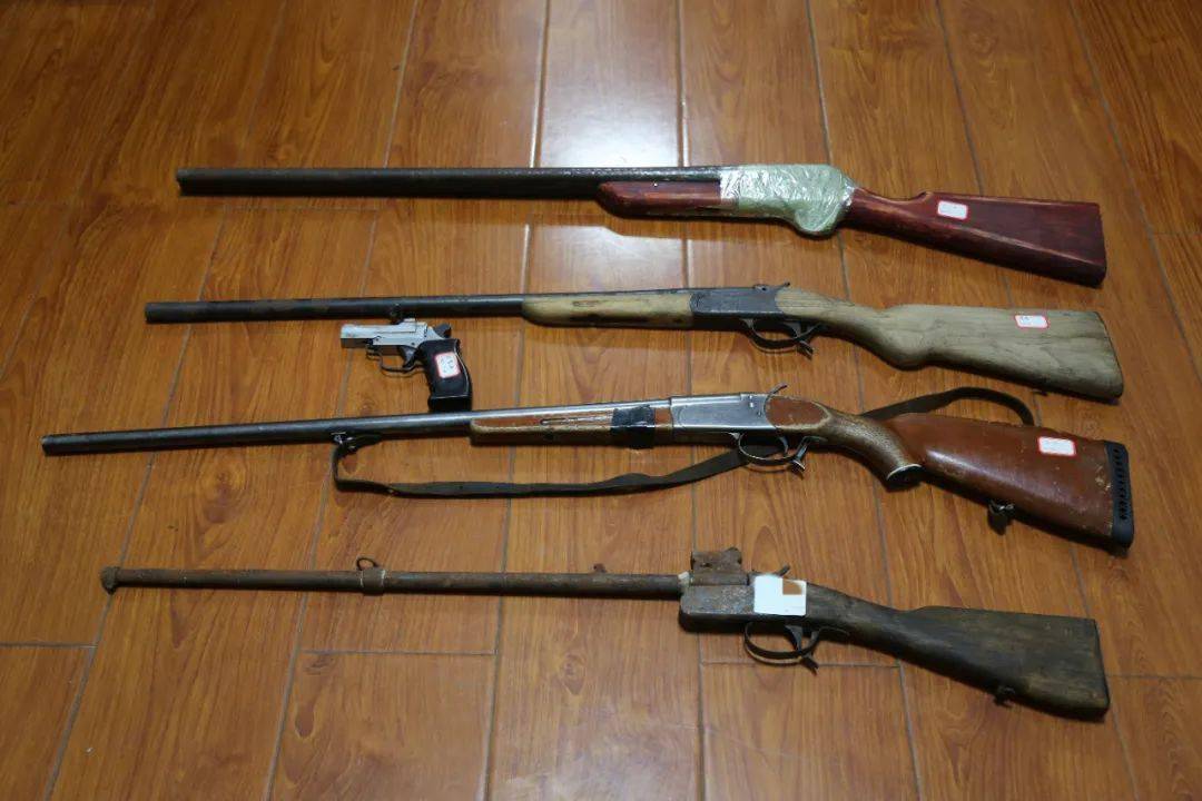 尖山子乡北岗村村民李某,在整理父亲遗物时,发现了一支双管制式猎枪